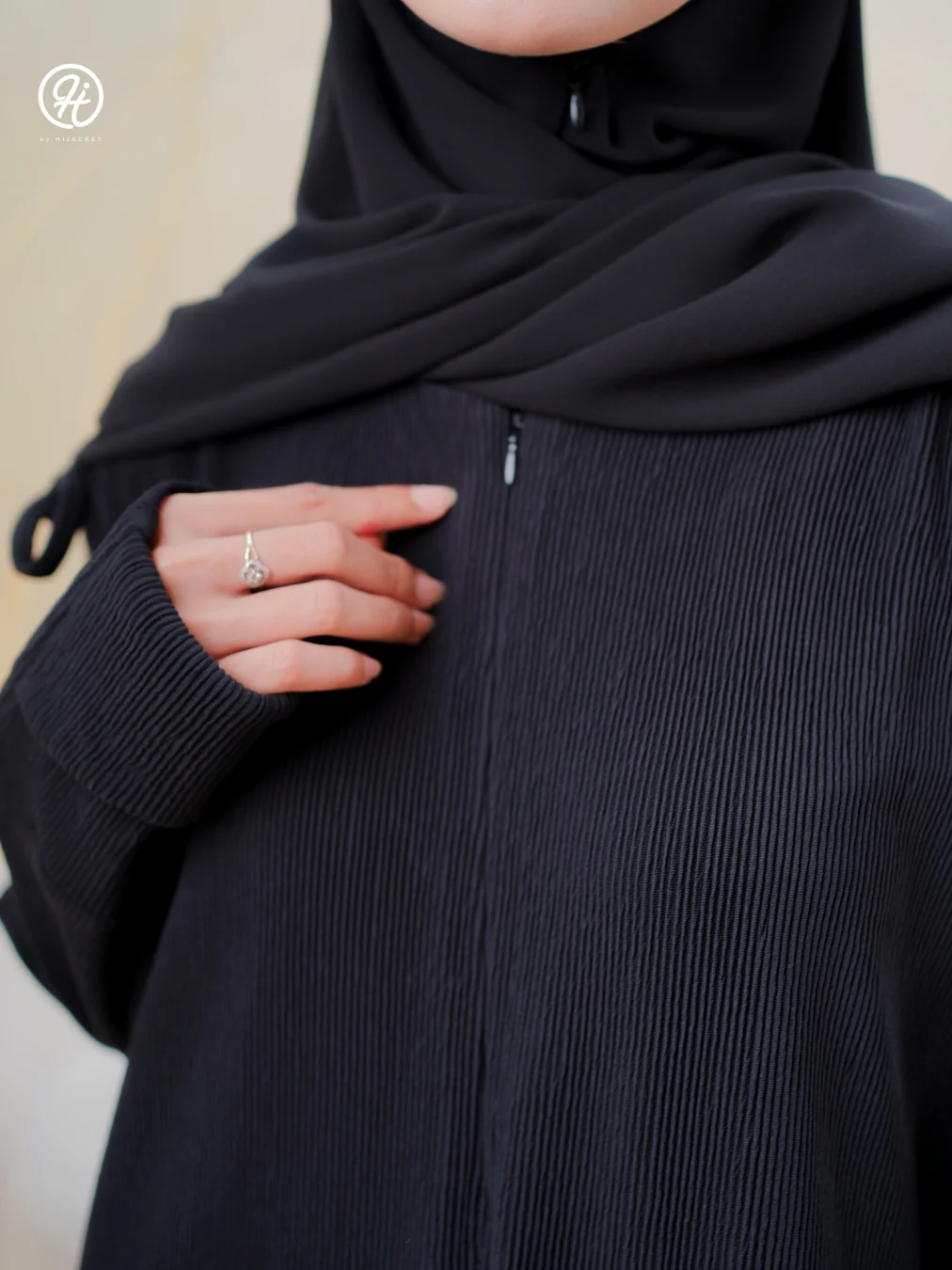 HJ Dress Medina Black_2 Busana hitam bertekstur berkerudung merek HJ Dress Medina