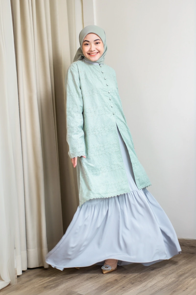 wanita berhijab memakai gamis merek HJ Tunic Inara