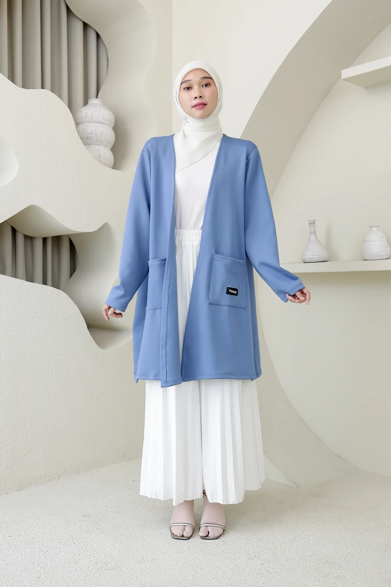 Gadis berhijab mengenakan kardigan biru
