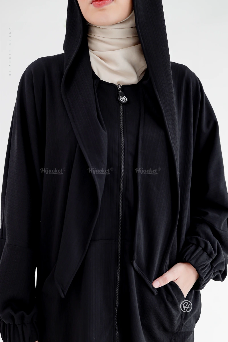 Jaket hitam wanita berkerudung