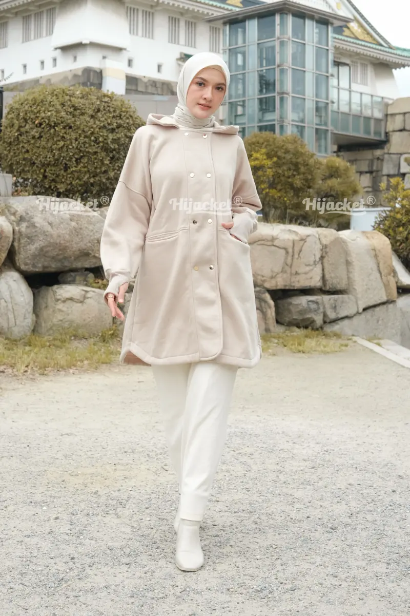 MCD-JPN Hijacket Nayara Beige Gold Wanita berhijab mengenakan mantel krem.
