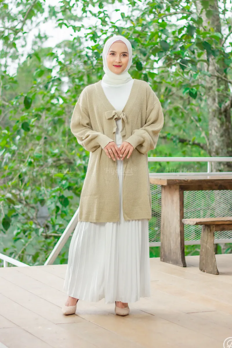 Wanita berhijab kardigan krem.