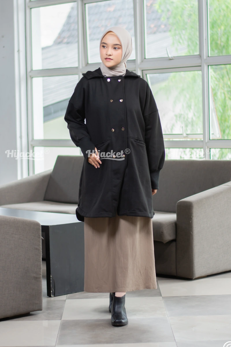 OUTDOOR-MCD Hijacket Nayara Black Onyx Wanita berhijab kenakan jaket hitam